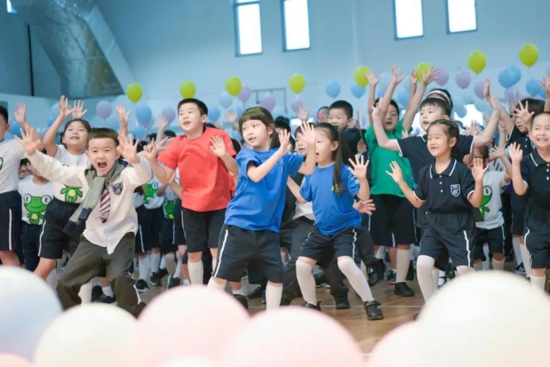 在看完了这场1个半小时的结营典礼暨入