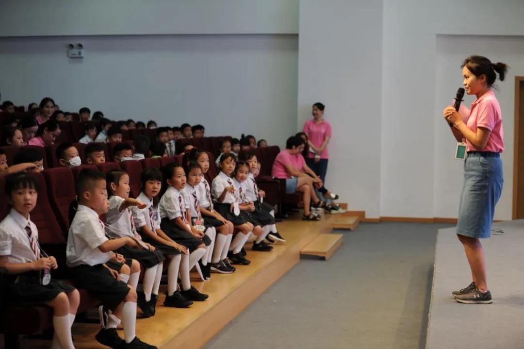 青外小学部一年级新生穿着整齐的校服陆