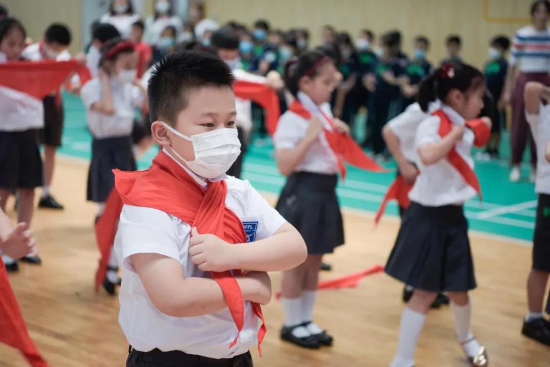 让一旁观礼的一年级小青娃们心生羡意