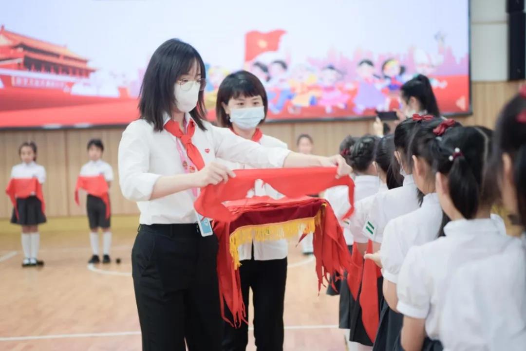 仰首挺胸