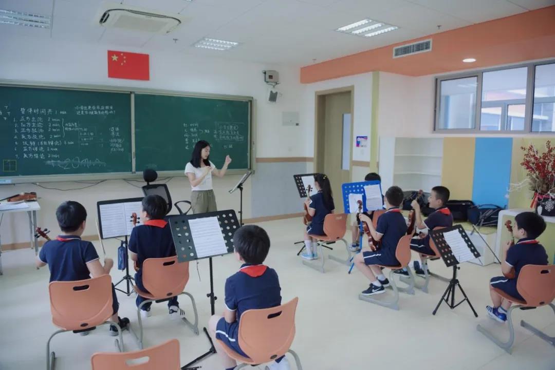 60余名教师和专业教练组成的夏令营执