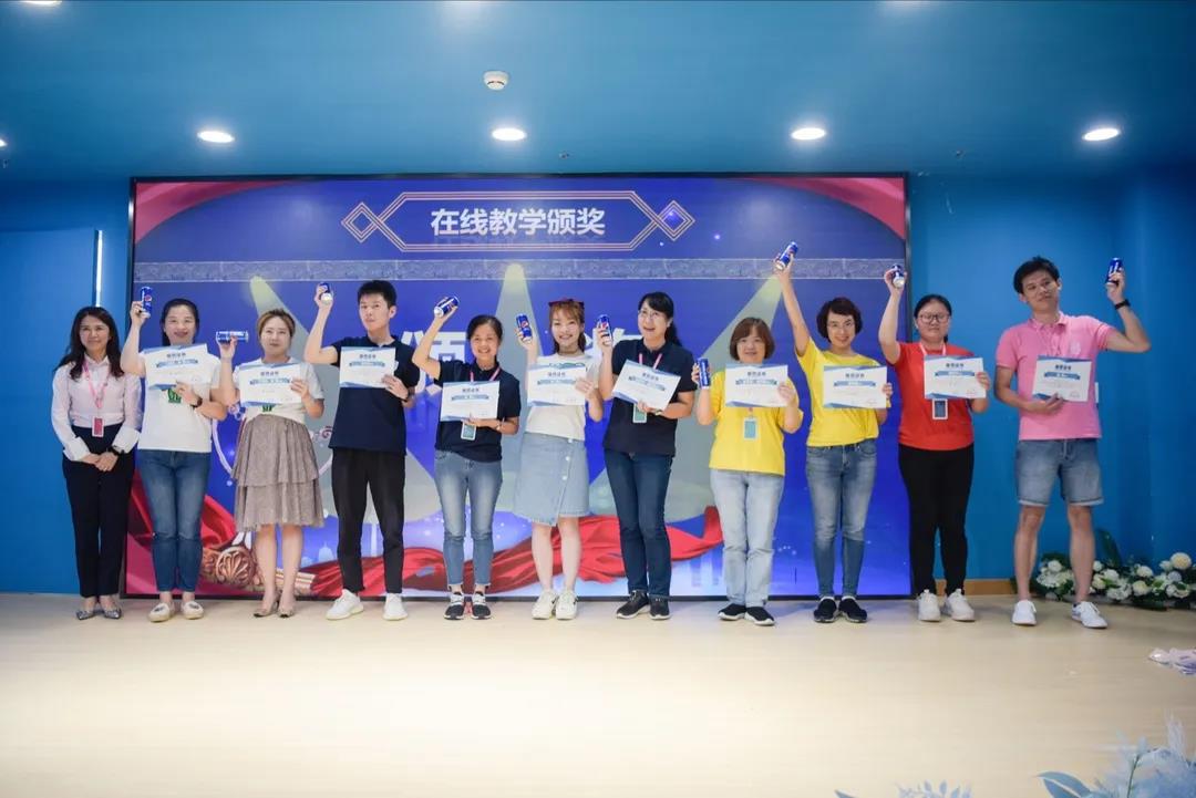 小学部举办了一场荣誉满满的表彰大会